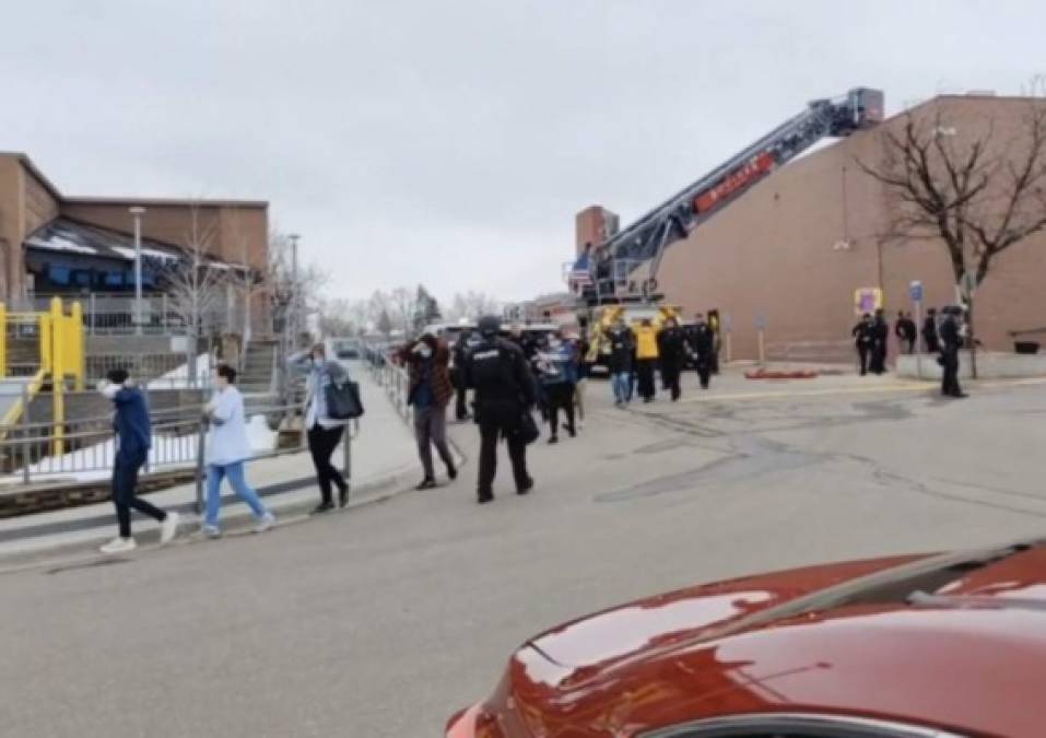 La Policía de Boulder ha alertado que la escena aún sigue 'activa': '¡Por favor eviten el área! Esta es todavía una escena muy activa. No retransmitan en redes sociales ninguna información táctica que puedan ver', tuiteó la Policía de Boulder.<br/>