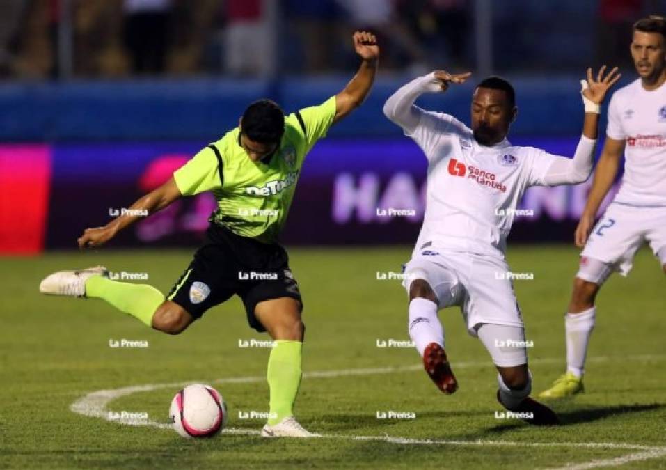 Carlos Pineda del Real de Minas intenta sacar un disparo ante la marca de Deiby Flores del Olimpia.