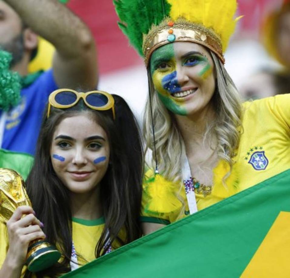 Hermosas aficionadas brasileñas animan el partido contra Bélgica.