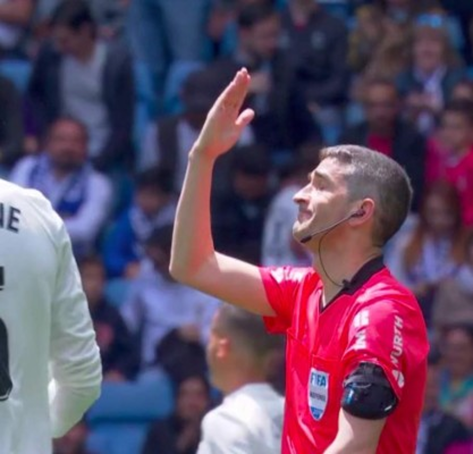 Otro que ha dicho adiós pero del arbitraje, ha sido el árbitro central Alberto Undiano Mallenco de 45 años de edad.