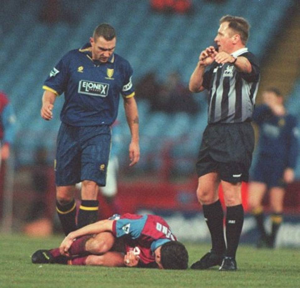 Pero su buena disciplina no iba a durar mucho tiempo más. Lejos de ser un “pedazo de pan” fuera de los campos, la violencia también ha caracterizado la vida de Vinnie Jones. En 1992 protagonizó un video en el que explicaba, con todo lujo de detalles sus particulares técnicas intimidatorias, ilustrándolas con un amplio surtido de duras entradas e imágenes violentas. Luego del lanzamiento de este video, Vinnie fue suspendido seis meses del juego, teniendo que pagar además una multa de 20,000 libras esterlinas.
