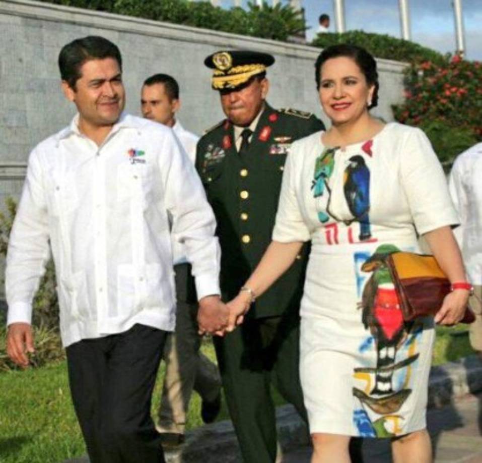 La pintura en el vestido son aves, una Coa y un Guardabarranco, fueron pintados a mano por Luz Medina.
