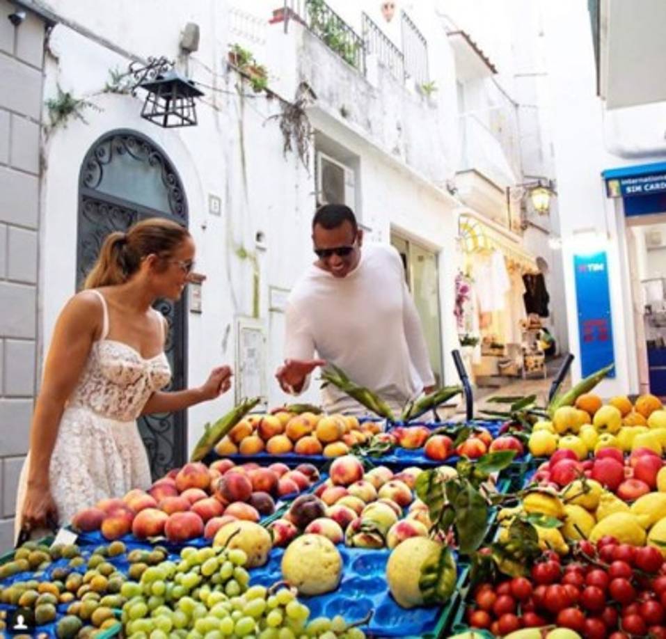 Los novios acapararon la atención de los medios y es que en la actualidad, JLo y Alex se han convertido en una de las parejas favoritas del público.
