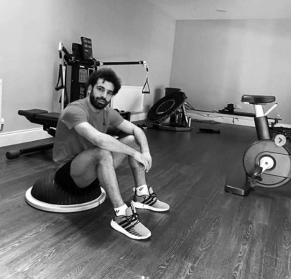 'Trabajando desde casa'. Así pasa la cuerentena el delantero egipcio Mohamed Salah del Liverpool.