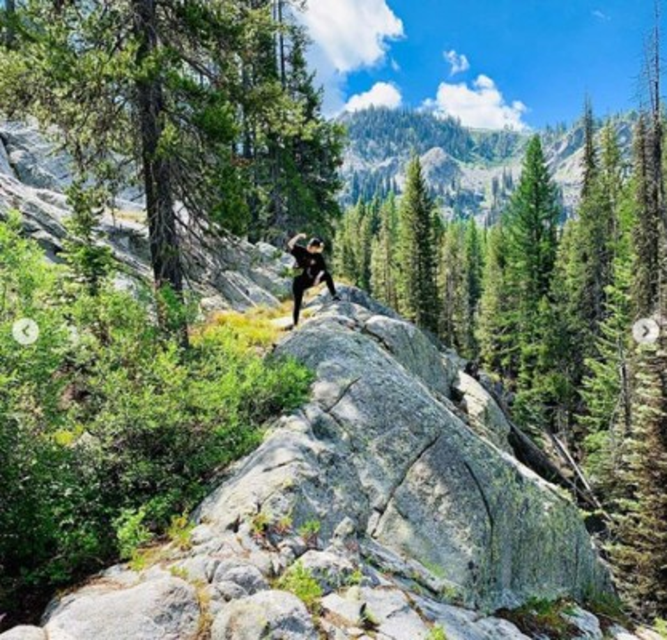 La primera dura una semana y consiste en someter al cuerpo a un estado de déficit calórico mientras se consumen los batidos SirtFood y los alimentos permitidos por esta dieta (frutillas, cebollas, nueces, rúcula, apio). En un segundo período, la ingesta se remite únicamente a batidos y al consumo de los alimentos de esa misma lista.<br/>