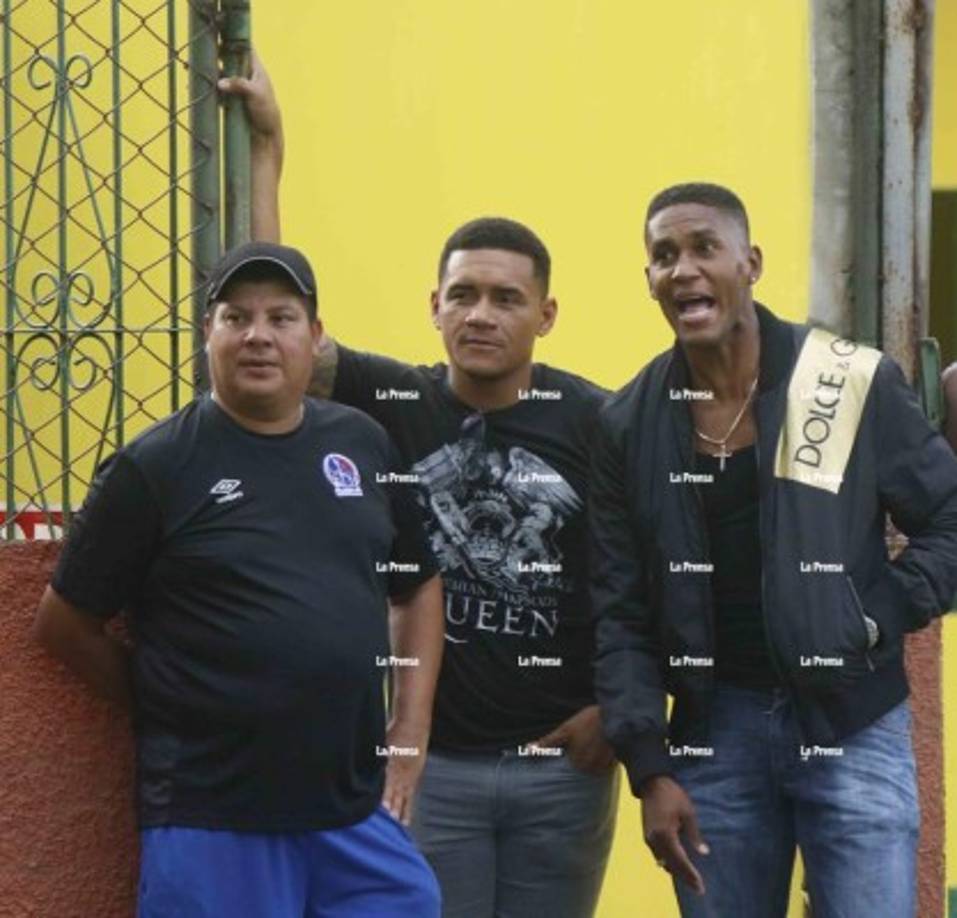 Además de Carlos Will Mejía, Beckeles también fue otro de los que llegó a saludar a los jugadores del Olimpia. El lateral podría firmar con el cuadro albo.