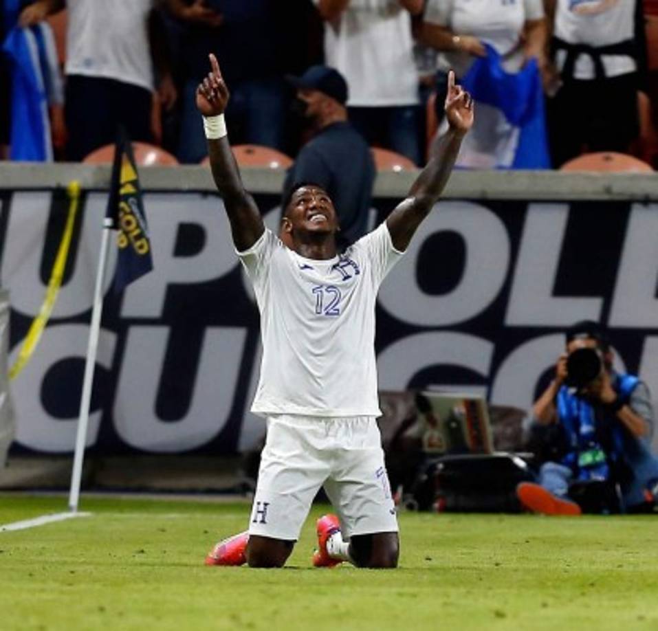 El delantero hondureño agradeciendo a Dios por su gol.