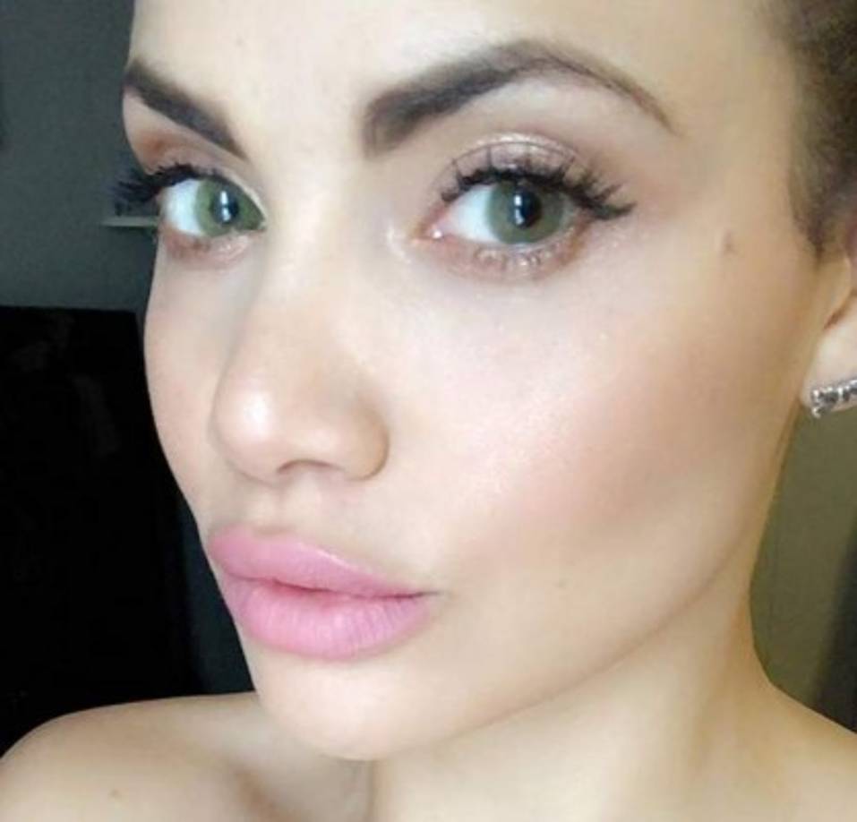 'Te ves como una versión mejorada de Angelina Jolie', 'Lara Croft... Besos', 'Hermosa', fueron algunos de los comentarios que recibió la modelo en esta fotografía.