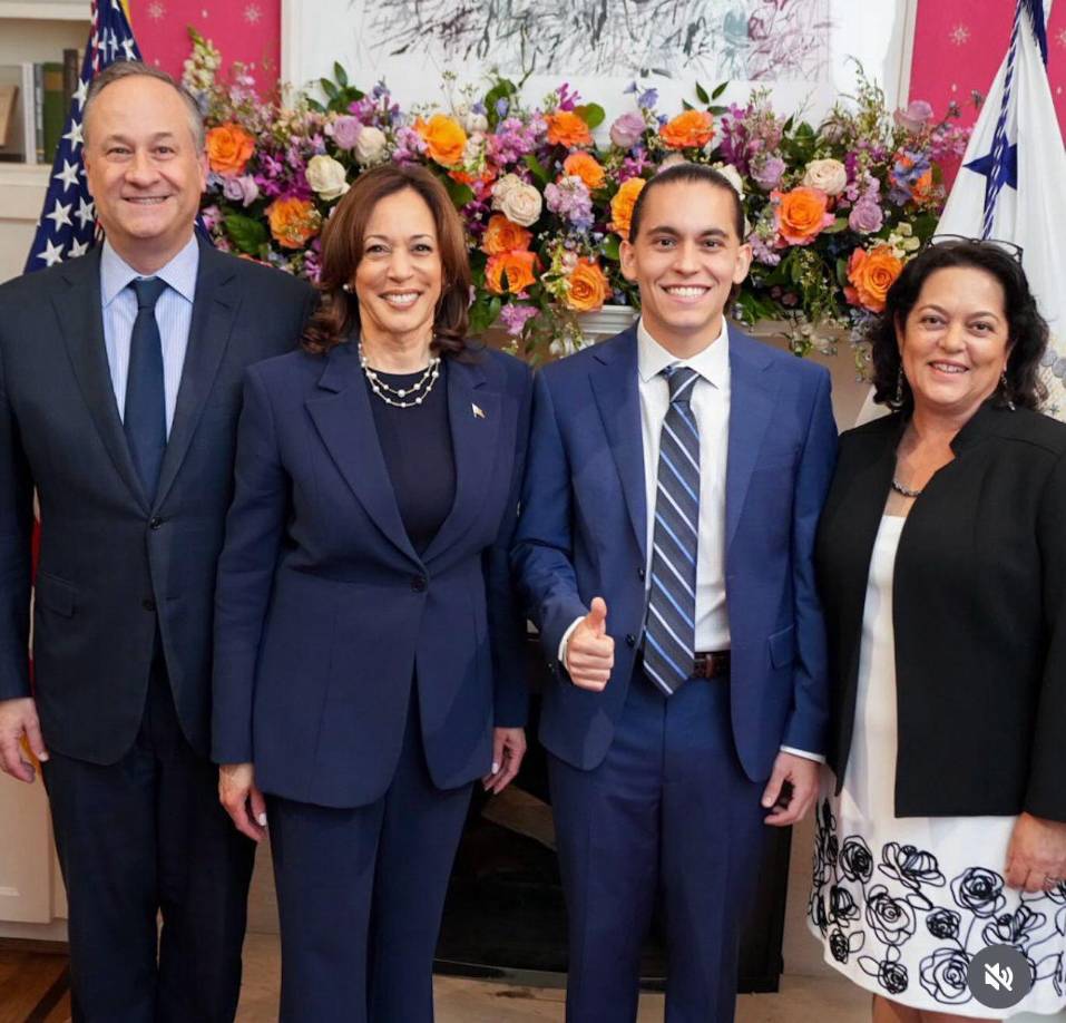 De ese encuentro, el joven Carlos Eduardo Espina pasó a reuniones con la vicepresidenta Kamala Harris donde le destacó su enorme trabajo como creador de contenido, donde brinda un enorme aporte a la comunidad latina. 
