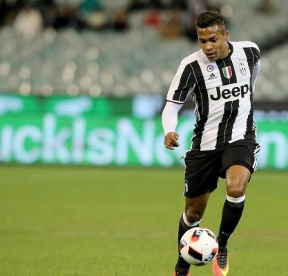 Bayern Munich's Chilean midfielder Arturo Vidal reacts after scoring during the German first division Bundesliga football match Bayern Munich vs FC Augsburg in Munich, southern Germany, on November 18, 2017. / AFP PHOTO / Christof STACHE / RESTRICTIONS: DURING MATCH TIME: DFL RULES TO LIMIT THE ONLINE USAGE TO 15 PICTURES PER MATCH AND FORBID IMAGE SEQUENCES TO SIMULATE VIDEO. == RESTRICTED TO EDITORIAL USE == FOR FURTHER QUERIES PLEASE CONTACT DFL DIRECTLY AT + 49 69 650050<br/>