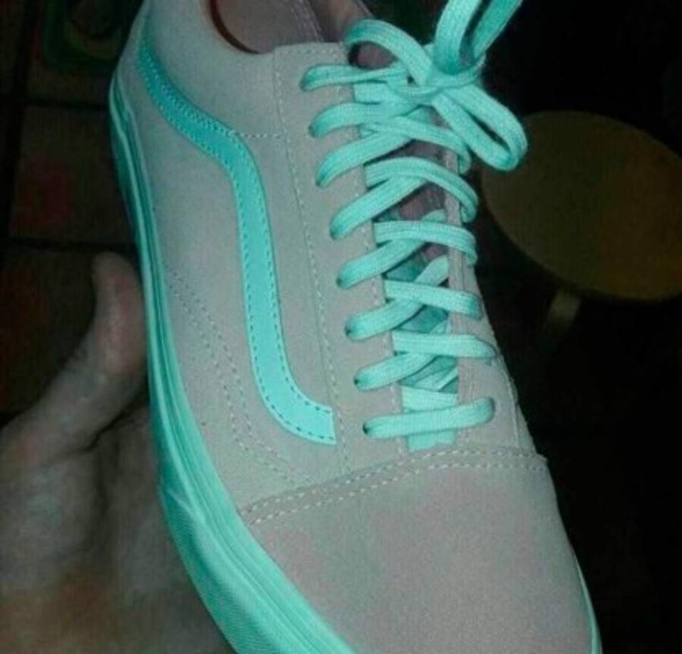 La razón de porqué algunos ven el tenis gris con verde o rosa con blanco está relacionado con un fenómeno en la descomposición de la luz. La luz posee ondas con diferentes longitudes que al llegar a la retina pigmentos presentes en ella generan conexiones neuronales en la corteza visual. Posteriormente el cerebro se encarga de procesar las señales para convertirlas en una imagen.