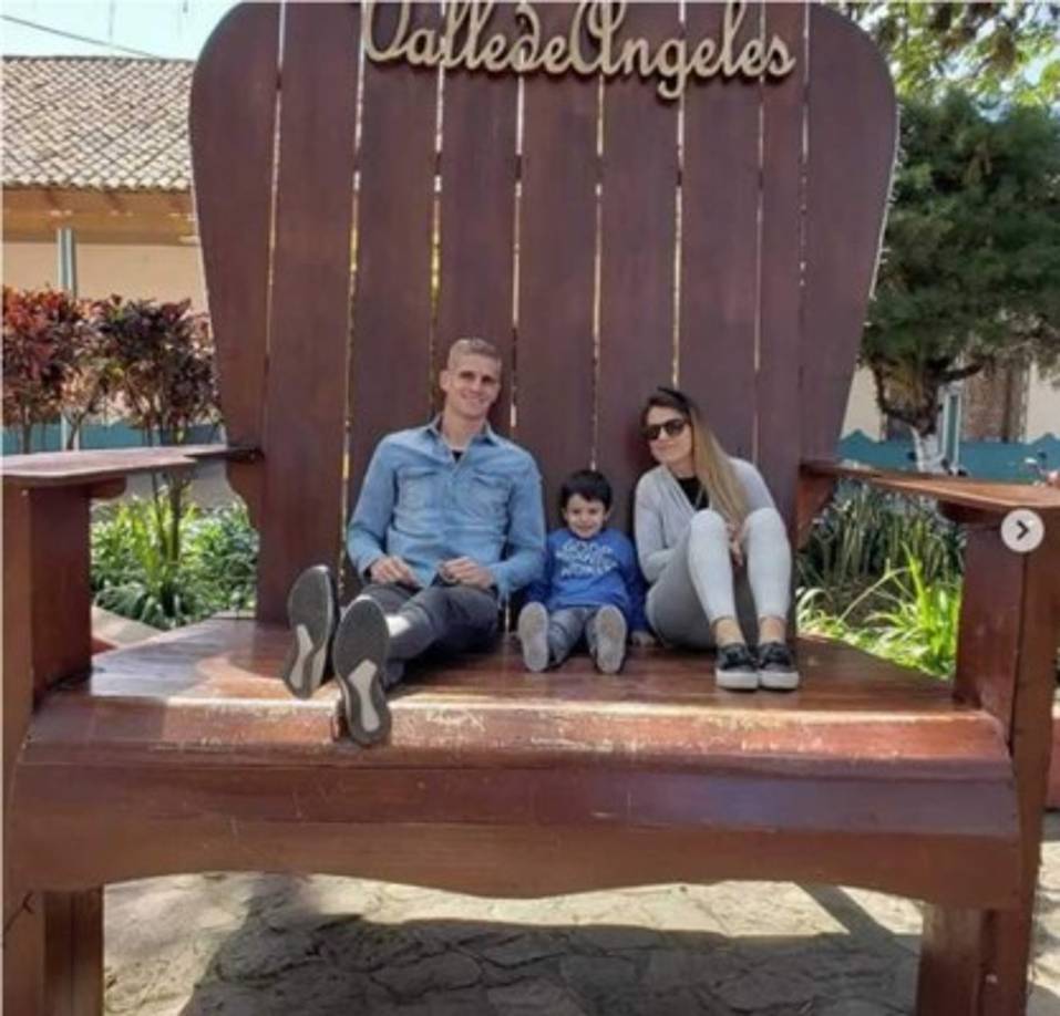El portero argentino Jonathan Rougier aprovechó las vacaciones tras ganar el campeonato con Motagua y ha disfrutado en Valle de Ángeles con su esposa.