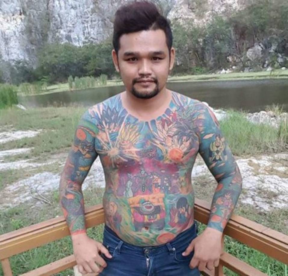 Este hombre tiene todo el torso, brazos y pies cubiertos de varios personajes de Dragon Ball.