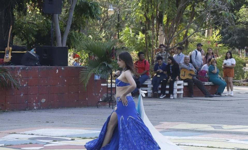 Esta joven deslumbró a los presentes con su danza árabe.