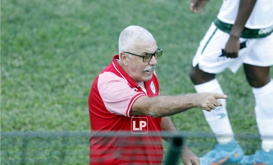 Manuel Keosseián se enfadó al final del partido con aficionados que le gritaban muy cerca del banquillo verdolaga.