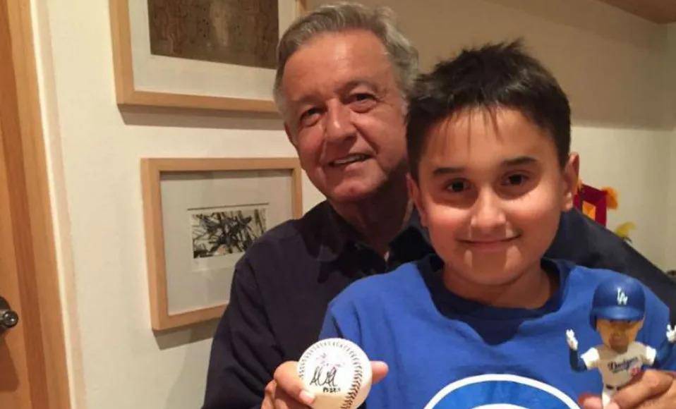 López Obrador tiene un cuarto hijo con su actual esposa Beatriz Gutiérrez Müller. Jesús Ernesto, de 16 años de edad, tampoco ha escapado a las críticas en redes sociales tras ser captado usando marcas de lujo en el aeropuerto Heathrow de Londres.