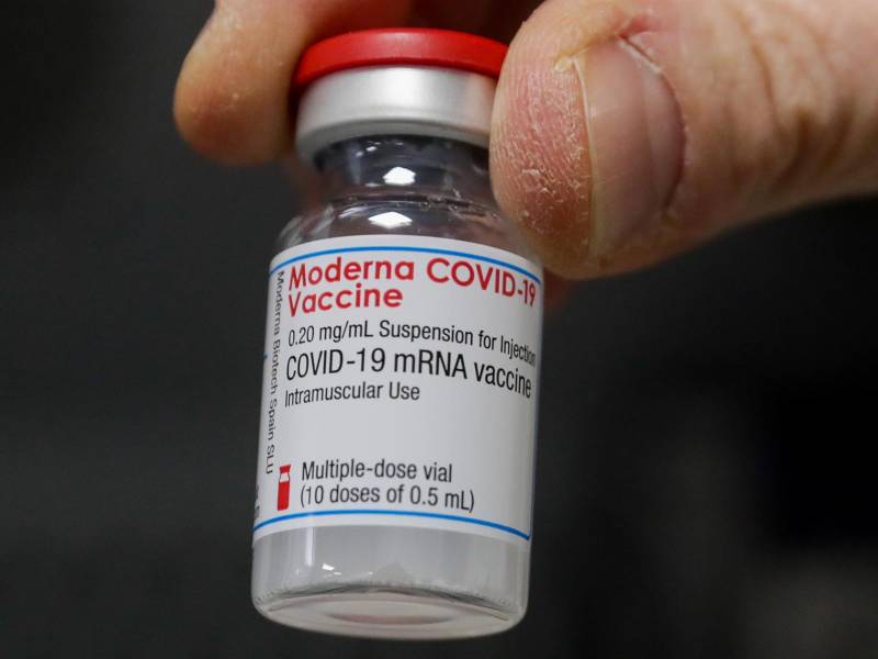 Moderna y Pfizer/BioNTech ahora argumentan que una segunda dosis de refuerzo permitiría volver a mejorar la inmunidad al virus. Fotografía: EFE