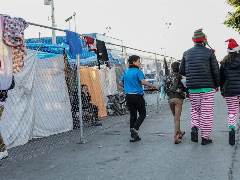El panorama en Tijuana, el cruce fronterizo más concurrido del norte de México, refleja el flujo migratorio récord hacia Estados Unidos.