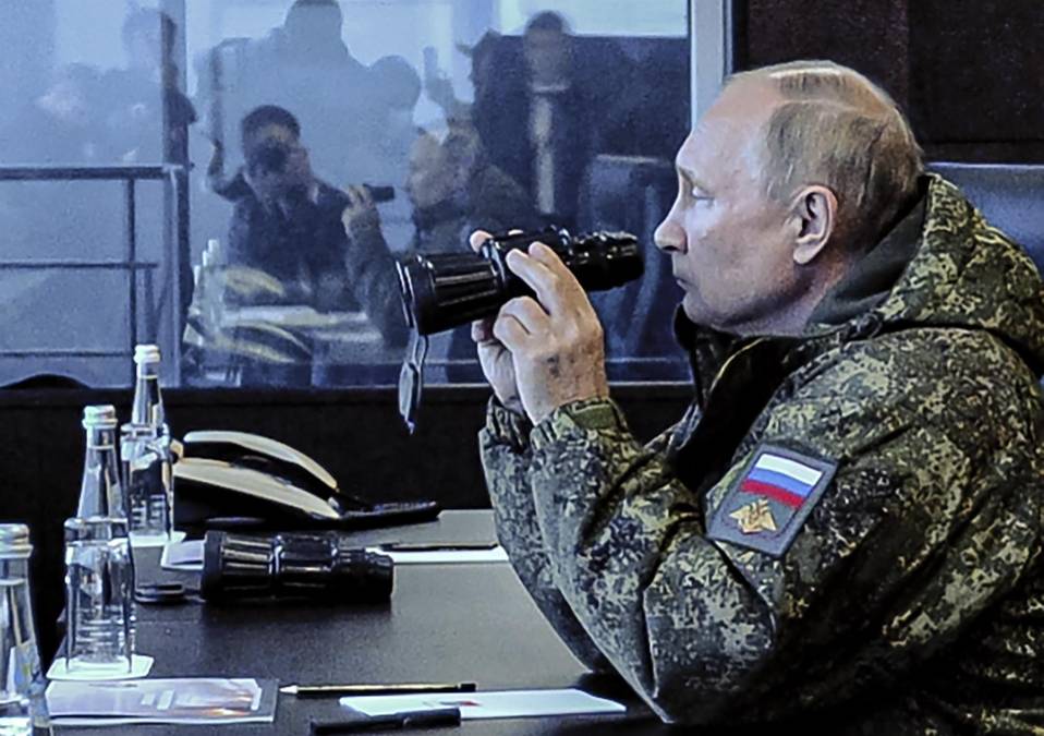 En unas imágenes difundidas por el Kremlin, se puede ver al mandatario ruso observando las maniobras con unos prismáticos en un centro de mando del campo de entrenamiento Serguéievski, en la provincia oriental rusa de Primorie.