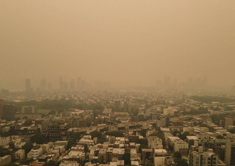 Apocalípticas imágenes de Nueva York cubierta por una espesa capa de humo