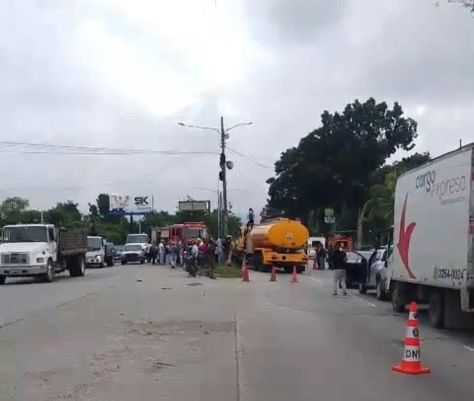 El carro quedó destrozado, pero Alexander sobrevive de milagro tras choque en San Manuel