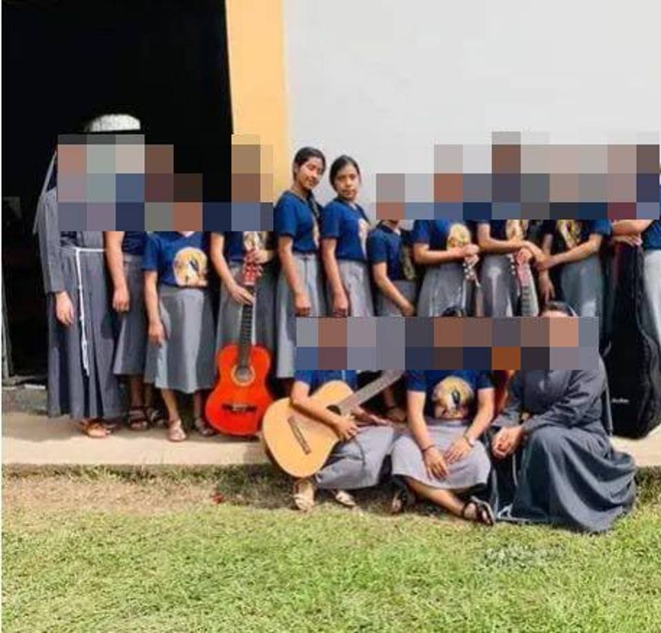 El Cuerpo de Bomberos de Tela recibió la alerta de que en la playa Trinity de Triunfo de la Cruz habían cuatro personas que estaban siendo arrastradas por el mar. De todas ellas, solo una fue rescatada con vida, las otras tres ya estaban muertas.