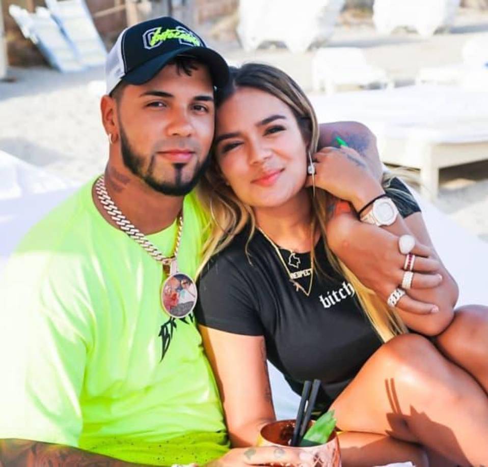 Anuel y Karol G mantuvieron un intenso romance de más de dos años, mismo que terminó tras una supuesta infidelidad de Anuel con Yailin la Más Viral. El escándalo fue creciendo cuando Karol G sacó su canción “Mami”, junto a Becky G, en la cual dice varias indirectas.