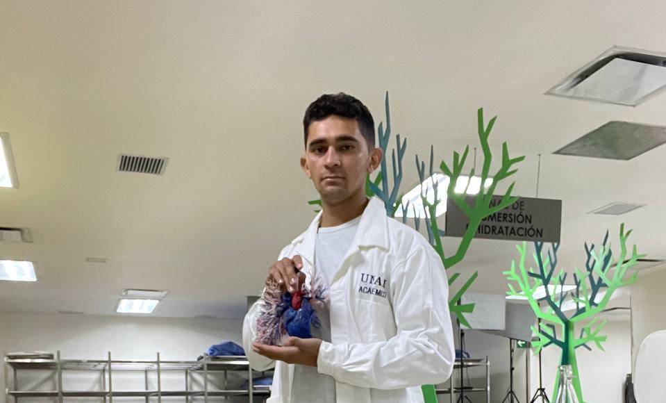 Tras graduarse, el joven trabajó dos años para reunir dinero y comenzar a estudiar medicina en la Universidad Nacional Autónoma de Honduras en el Valle de Sula (Unah-vs) en 2011.