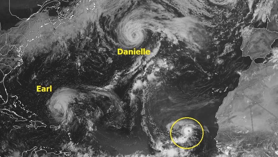 El huracán Danielle pierde fuerza y la tormenta Earl se fortalece
