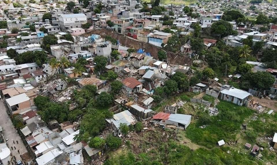 Los derrumbes han destruido viviendas construidas con ladrillos, bloques de cemento y otros materiales livianos como madera y laminas de zinc.