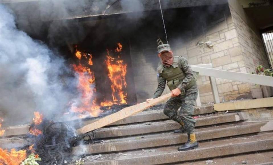 Fotos: Así le prendieron fuego al acceso principal de la Embajada de EEUU