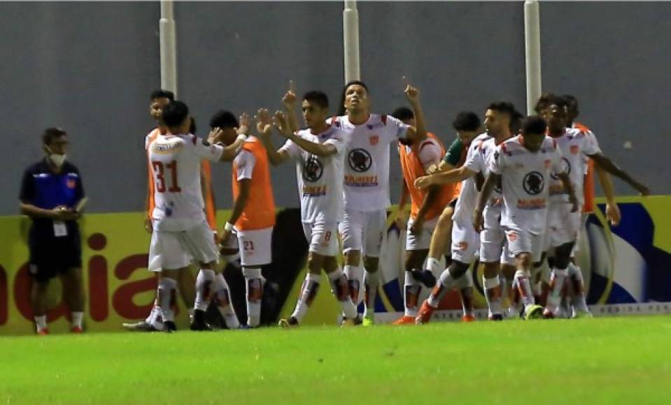 El Vida sorprendió goleando por (0-3) al Real España en el Morazán. En la imagen, los jugadores celebrando el tercer gol marcado por Carlos Meléndez. Foto Melvin Cubas