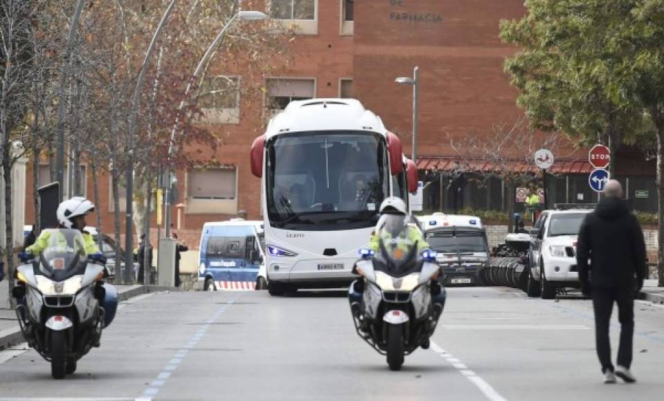 El autbús del Real Madrid fue el primero en llegar al hotel Sofía de Barcelona.