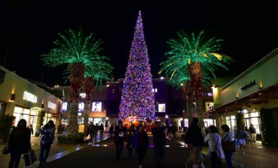 Hermosa decoración con un árbol enorme en un centro comercial en California. Se considera que tiene el árbol de corte vivo más alto del mundo decorado e iluminado para la temporada festiva.