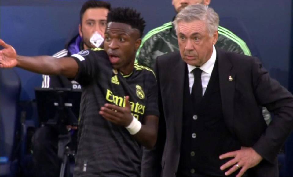 Vinicius le pide explicaciones a Carlo Ancelotti tras el primer gol del Manchester City.