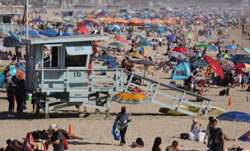 En Santa Mónica, California, los turistas se instalaron con sus sillas, pareos y sombrillas en la arena.