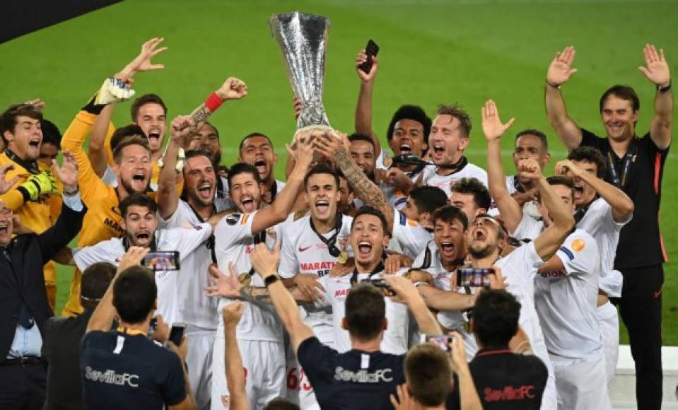 Los jugadores del Sevilla celebrando con el trofeo de campeones de la Europa League.