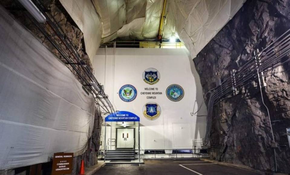 El búnker de este complejo, donde están aislados los altos mandos del NORAD y el Comando Norte, puede soportar una bomba nuclear de 30 megatones, un pulso electromagnético y ataques químicos, biológicos y radiológicos.