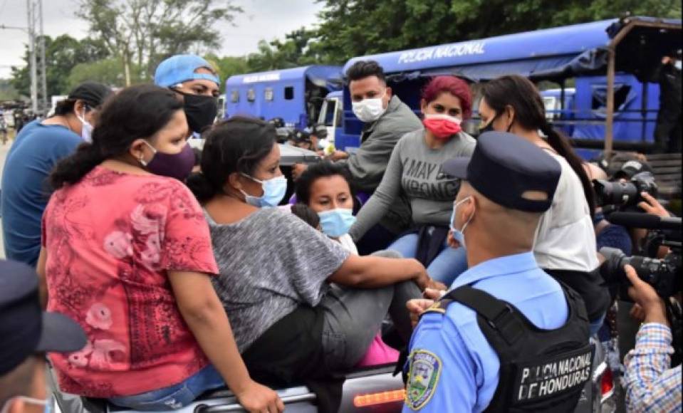 Hondureños se montan en la parte trasera de una camioneta mientras avanzan en una nueva caravana de migrantes rumbo a EE.UU. este viernes, en Cofradia (Honduras). EFE