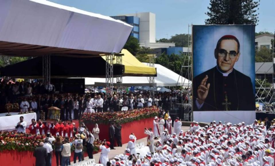 Fue develado un gigantesco retrato de Romero en medio de gritos de júbilo de una multitud entusiasta que coreaba 'vivas' a su pastor. Foto AFP.