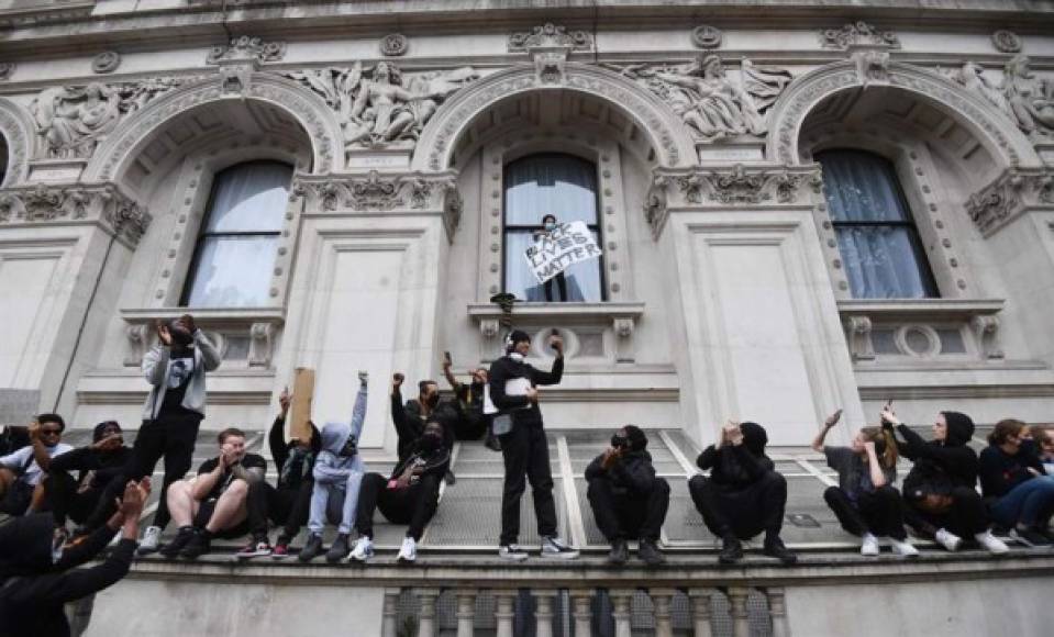 Los manifestantes portaban retratos de Floyd y carteles denunciando la brutalidad policial contra la población negra.<br/>