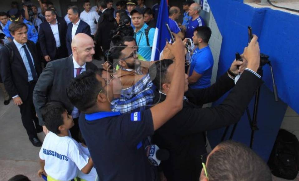 Los periodistas quiseron tener un recuerdo del presidente de la Fifa y se tomaron una respectiva selfie.