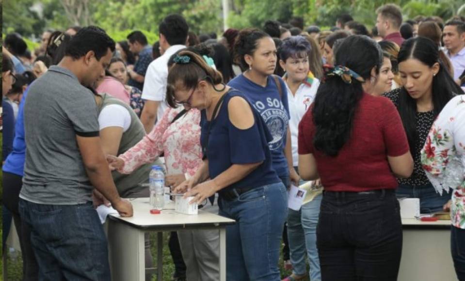 En San Pedro Sula más de 2,000 maestros de los distintos niveles educativos llegaron a la Universidad Pedagógica Nacional Francisco Morazán para realizar la Prueba de Conocimientos y Competencias Básicas.