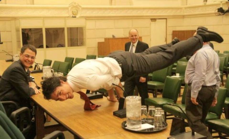 Aficionado a las redes sociales donde comparte este tipo de imágenes, Trudeau se ha convertido en el galán político de moda.