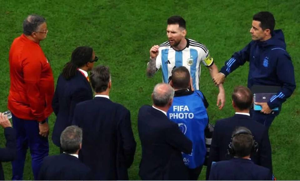 Lionel Messi se encaró con Louis van Gaal y le hizo un gesto con las manos de hablar mucho.