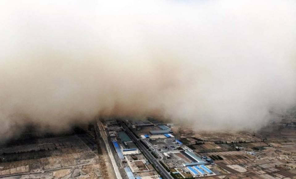 Una inmensa nube de arena cubrió viviendas, edificios y fábricas, causando contaminación y accidentes de tráfico en la provincia de Gansu, en el noroeste de China, donde las tormentas de arena son frecuentes durante la primavera boreal.
