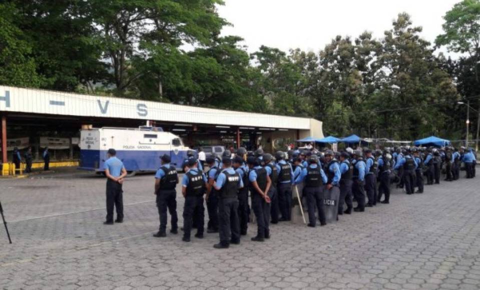 Más de 250 policías llegaron a la Unah-vs en San Pedro Sula para ejecutar la orden de desalojo, pero los estudiantes entregaron el recinto.