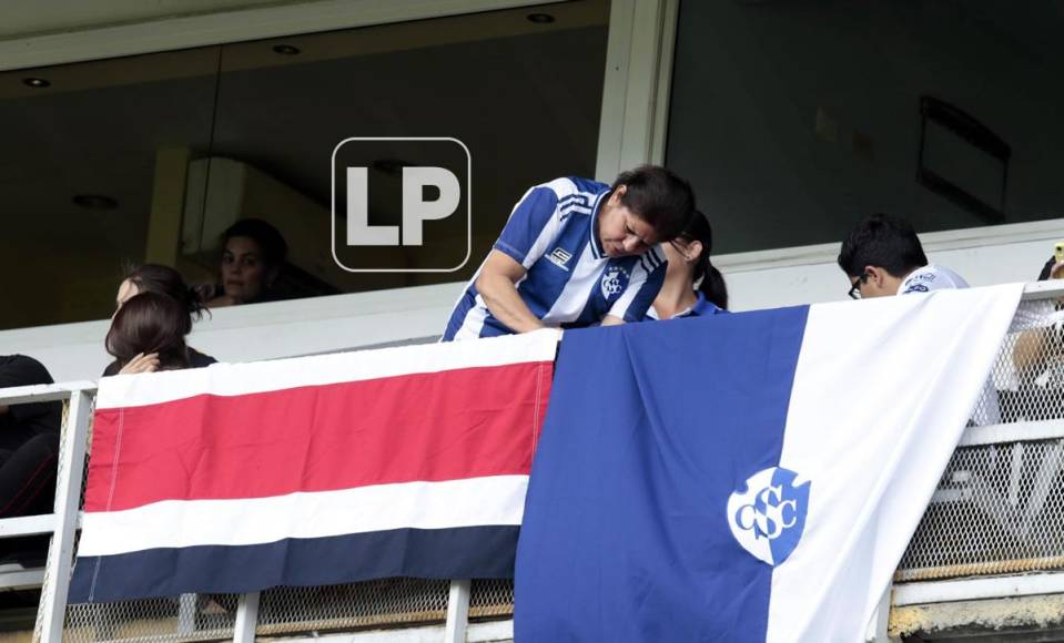 Con banderas del Cartaginés y de Costa Rica adornaron los ticos el palco.