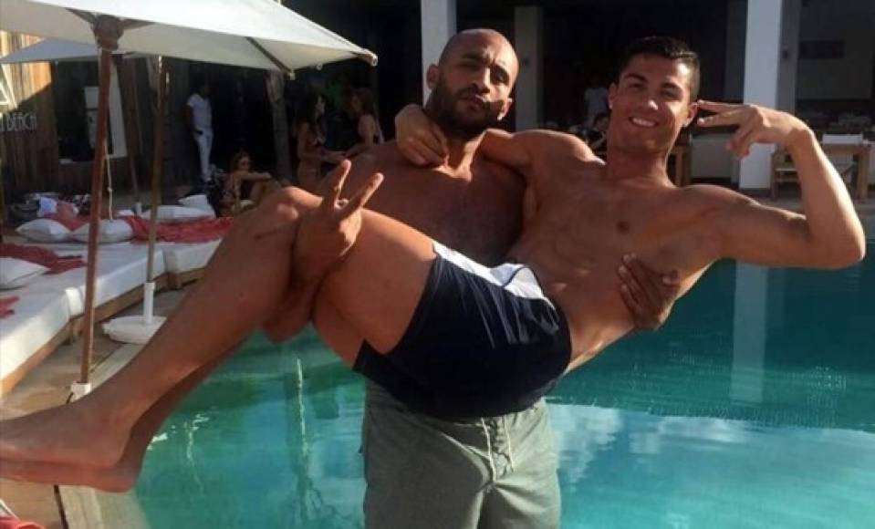 La relación entre Cristiano Ronaldo y el boxeador marroquí Badr Hari está dando mucho de lo que hablar, hasta tal punto que ya han comenzado las informaciones que apuntan que podrían ser algo más que amigos.