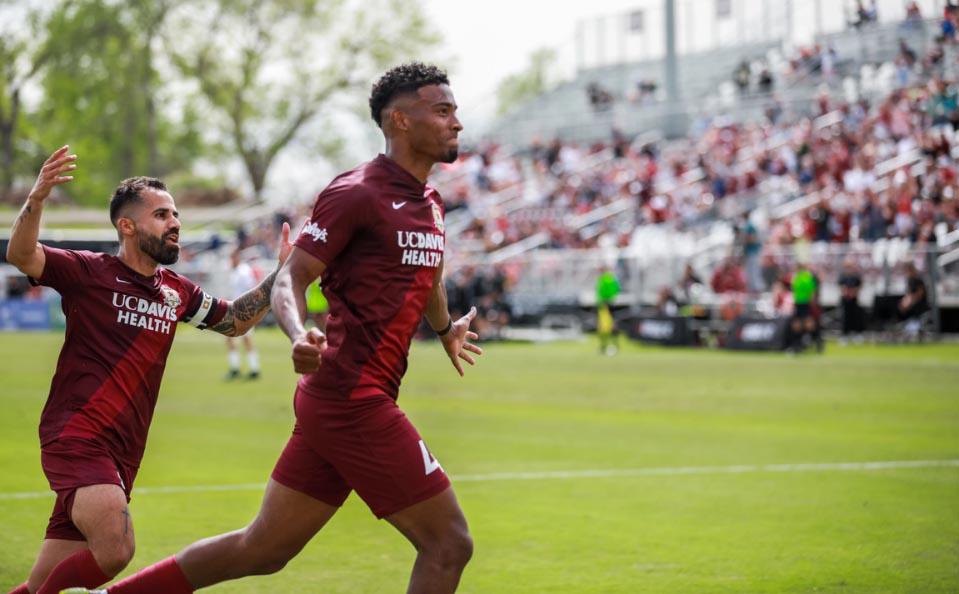 Douglas Martínez responde a los elogios de Roger Espinoza